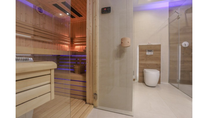 Sauna fińska w połączeniu z sauną Infrared z przeszklonym frontem i podświetlaniem ław 